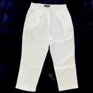 ☑️WHITE CAPRI PANTS NICE☑️